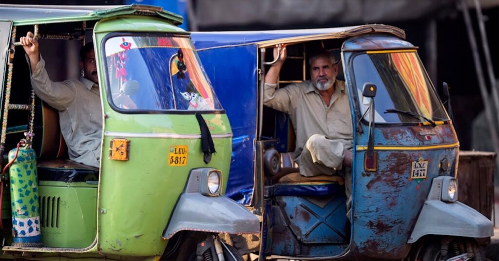 Karachi extends rickshaw ban 25 major roads