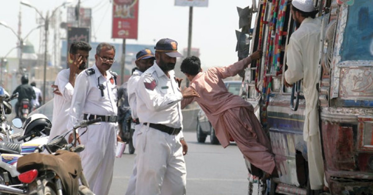 street vendors attack traffic officer Karachi Saddar